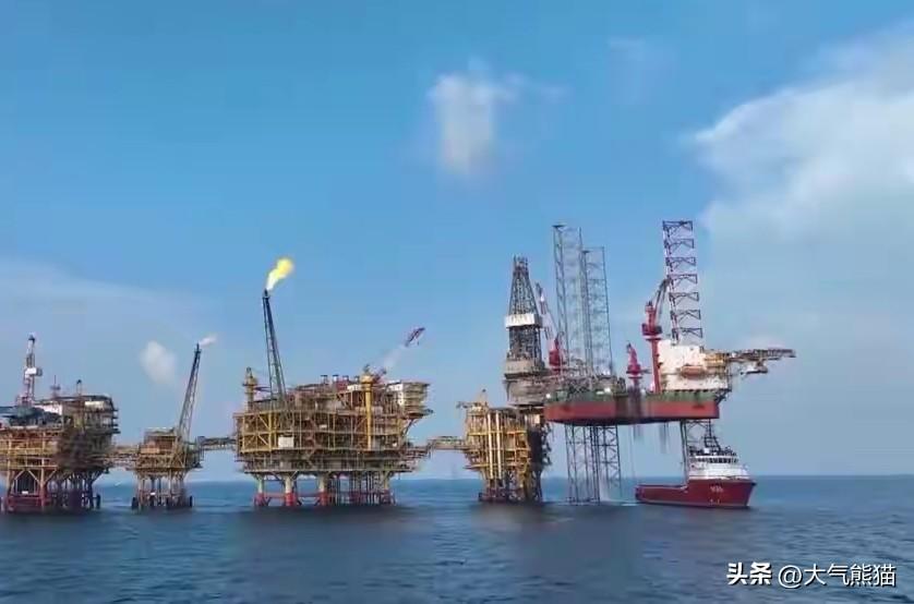 从美以打击伊朗，而导致霍尔木兹海峡被封可以看出，谁有也不如自己有，靠谁也不如靠自