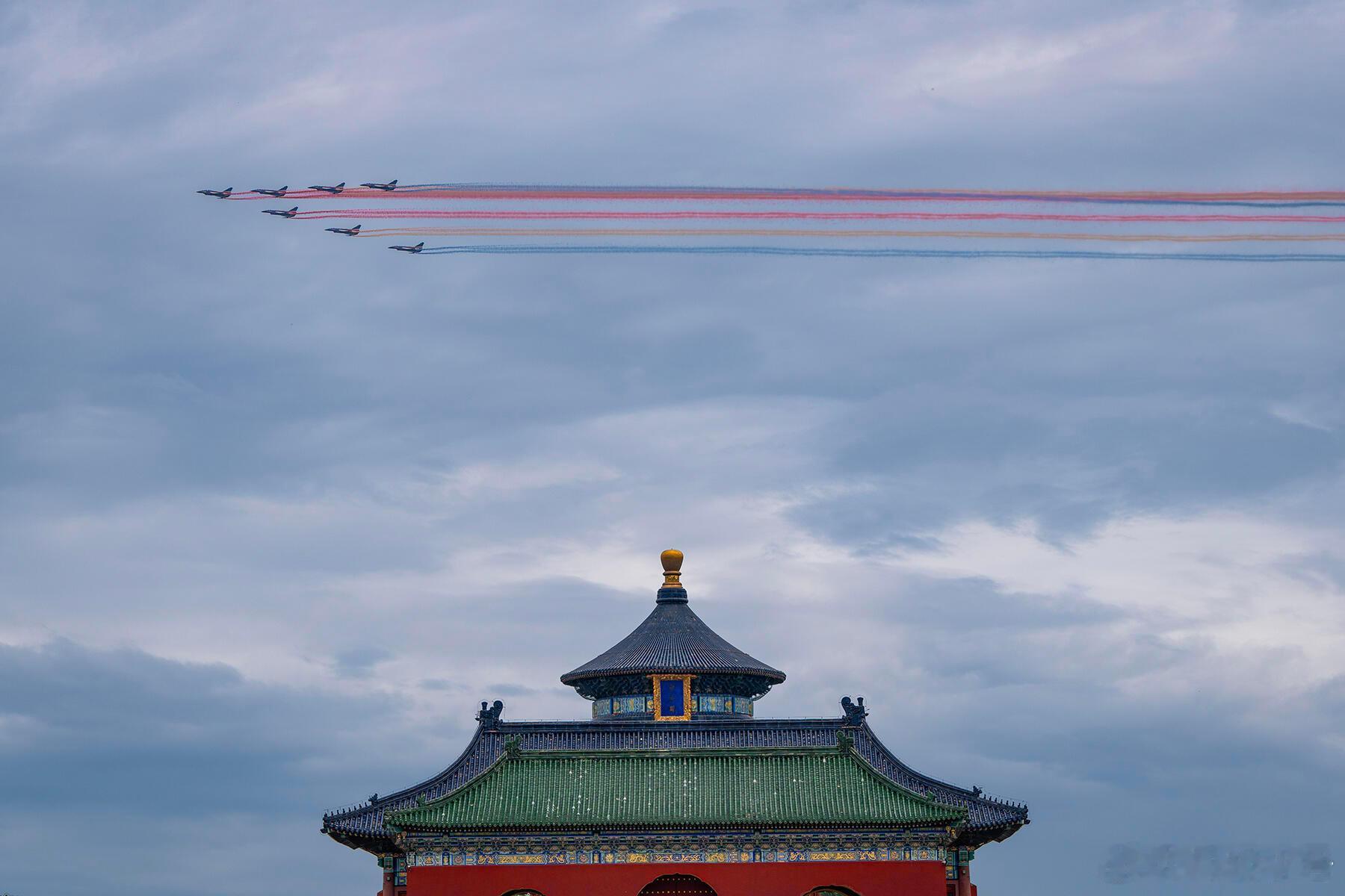 看战机眼睛不够用了六百年祈年殿也见证了盛世华夏国之大事，在祀与戎，这个画面完美演