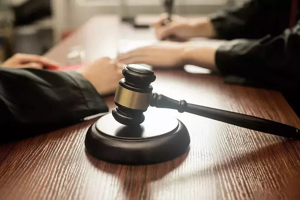 终于拿到了赔偿款！
   一大早朋友就打来电话，让我陪他去法院领取被执行的款项。