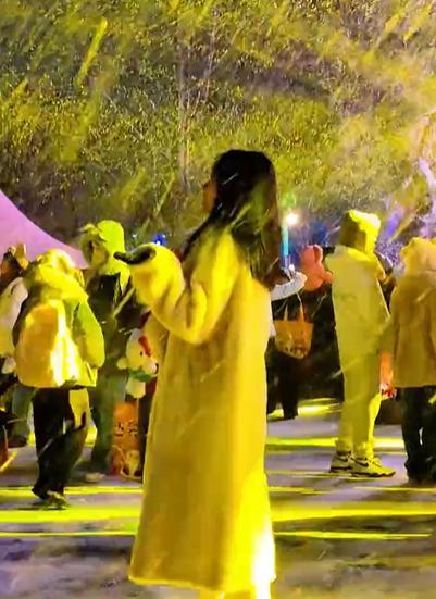 郑州一场大雪把跨年气氛拉满！郑州2025年12月31日，郑州迎来一场大雪。银装素