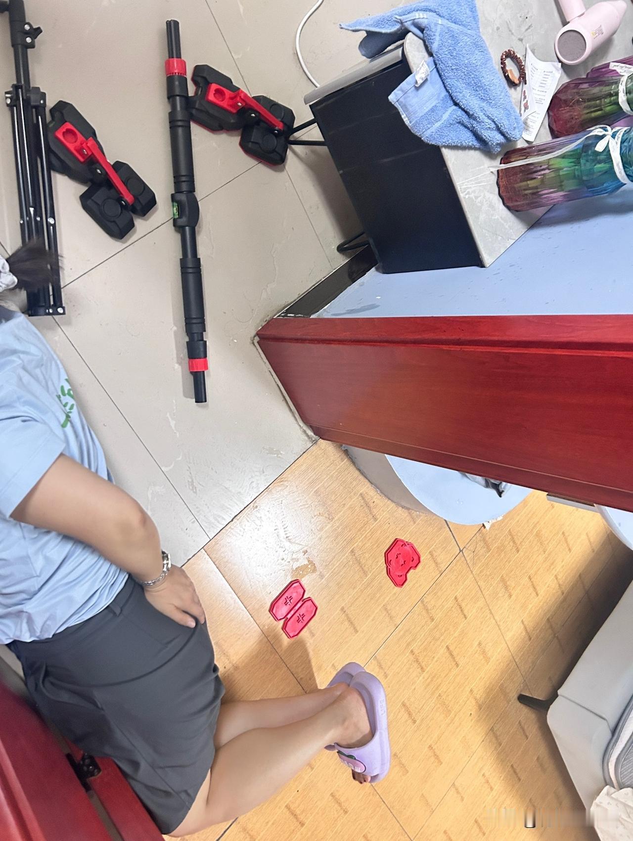奉劝所有热爱拉单杠的朋友们，千万要注意安全！我就是个活生生的例子，非要在家安装个