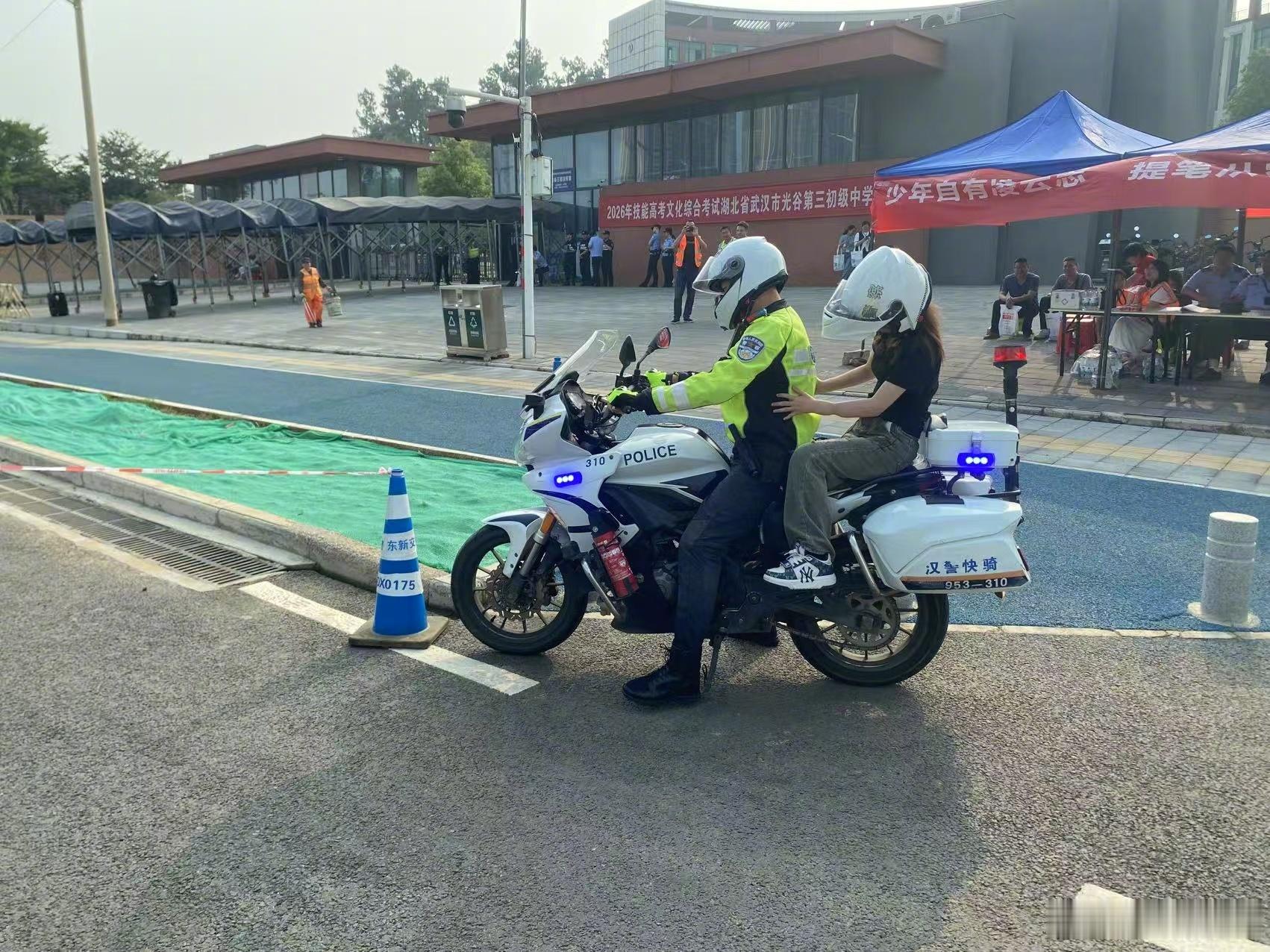 【极速助考！民警8分钟火速帮考生取回身份证】高考首日，武汉光谷第三初级中学考点一