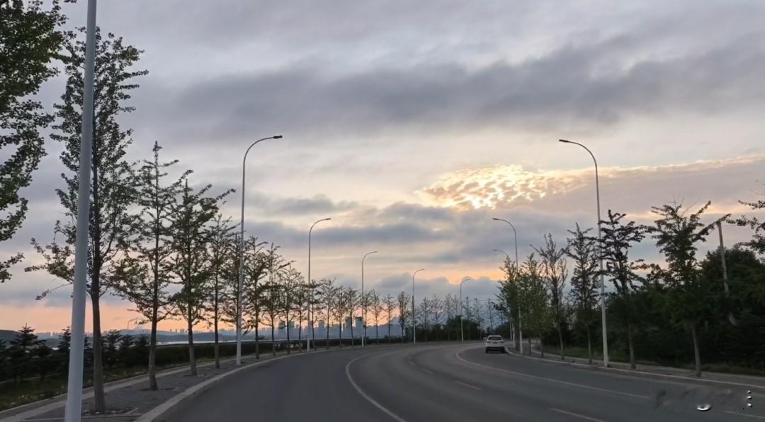 回家的路上抓拍到一张傍晚的天幕，于是马上定格美好。
傍晚的天空被落日晕染开来，乌