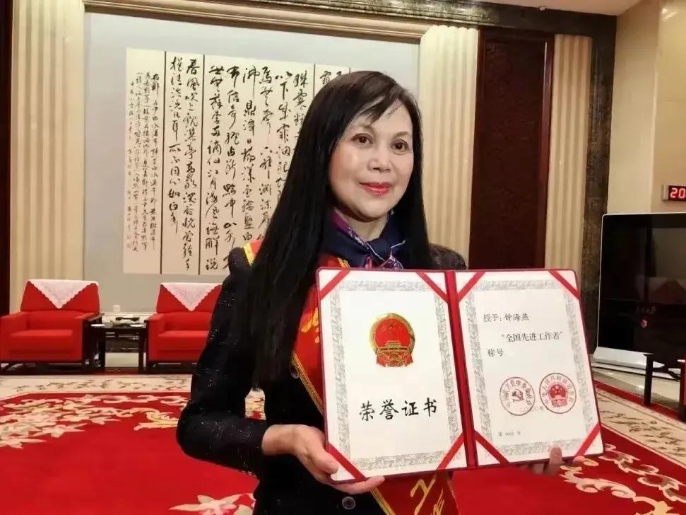 这个小学校长受贿945万。
钟某燕，女，2010至2013任贵阳市实验小学校长，