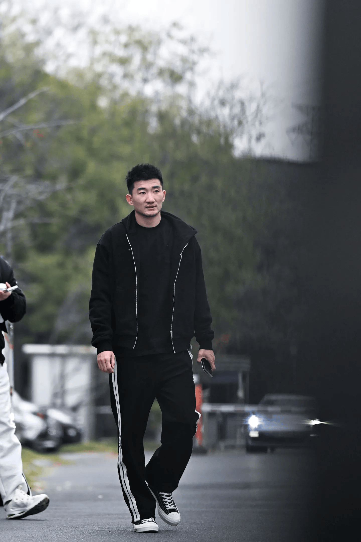 广厦男篮更新球队图集：记录一下球队不同风格的上班照