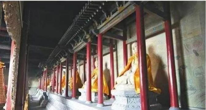 1996年，山西村民李金锁清理佛像时，不小心弄掉佛像上的一块泥皮，他捡起来后定睛