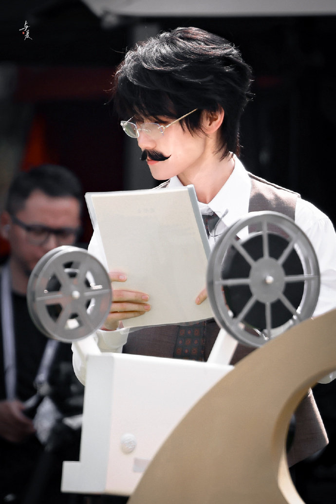 张真源八字胡须张真源戴了八字胡须 张真源戴了八字胡须 