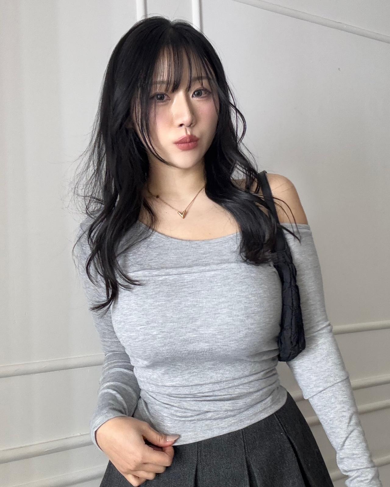 这姑娘穿着灰色毛衣，看起来好温柔。