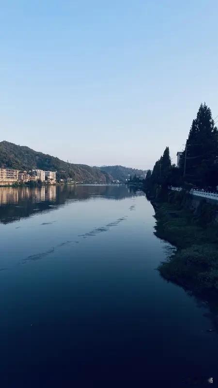 “短剧某女演员卸了妆脸上全是闭口”这事儿在网上闹得沸沸扬扬。一张素颜照揭开了短剧