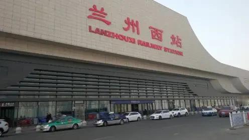昨晚乘高铁去庆阳，今晚又乘高铁回兰州，差不多的时间段，一个明显的感受：从兰州往庆