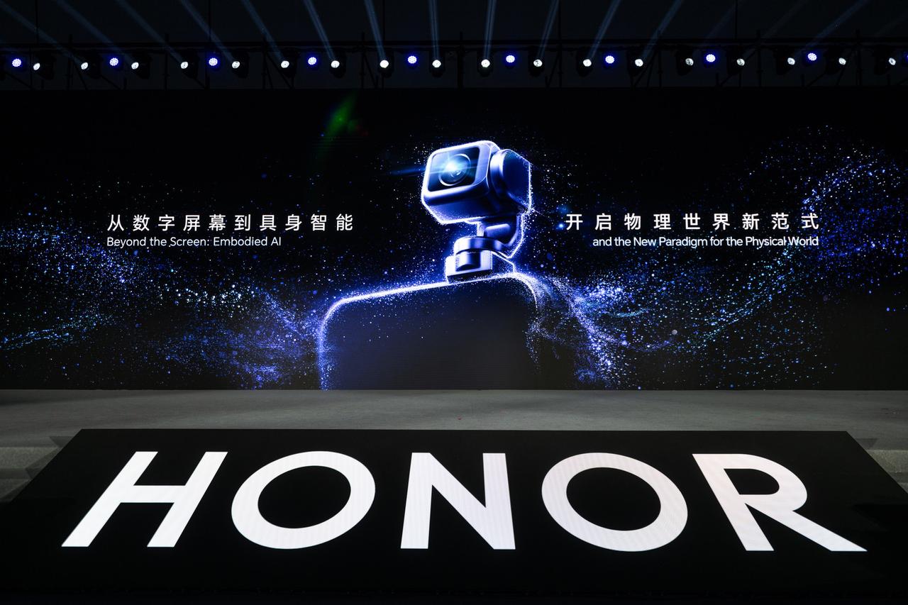 手机圈这次真的玩大了——荣耀在全球人工智能大会上甩出的 Robot Phone，