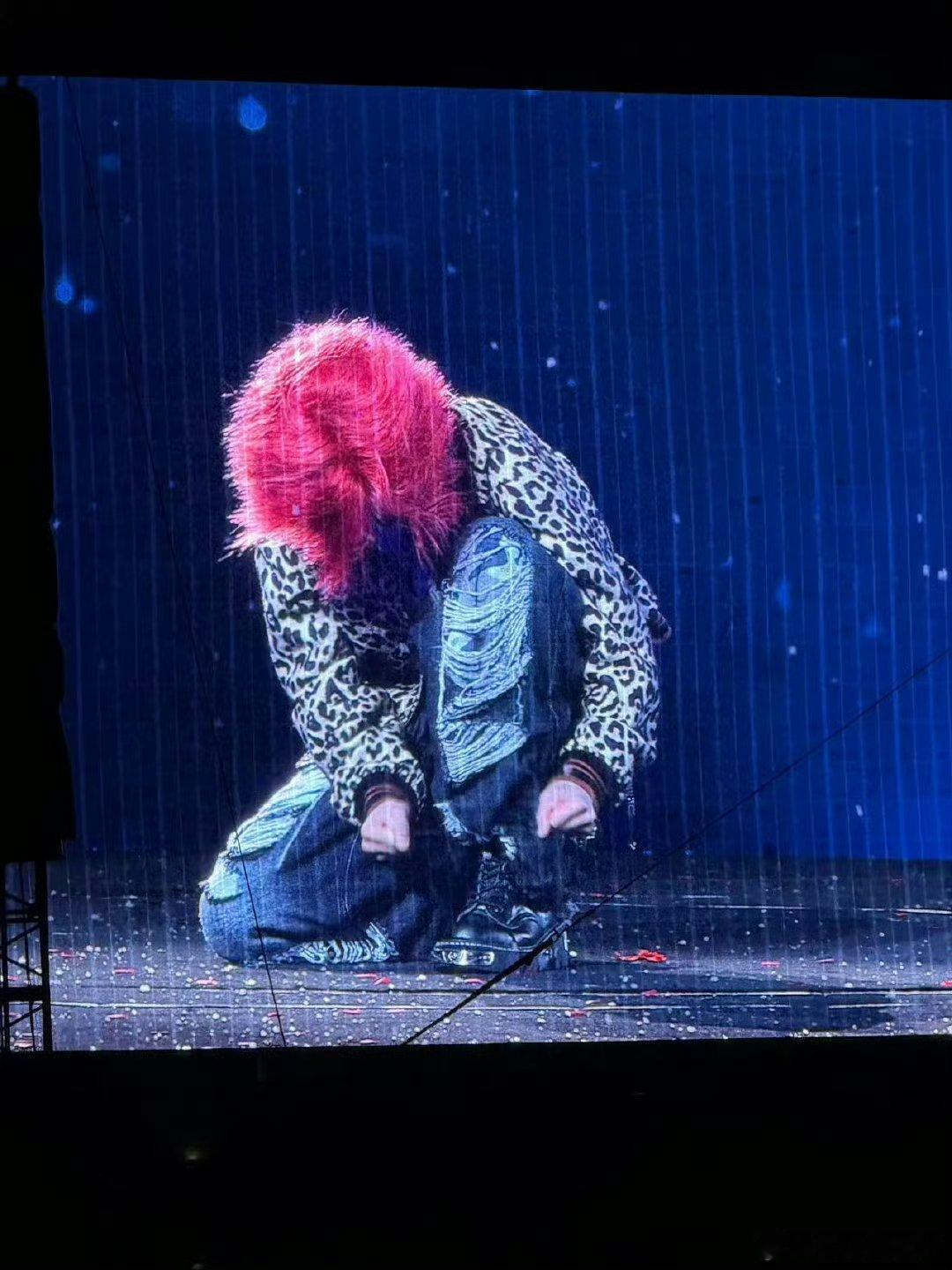 华晨宇鞋带开了皮带松了耳返包掉了 华晨宇舞台名场面太可爱了！鞋带开了、皮带松了、