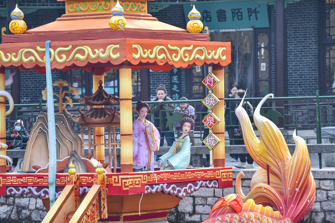 2月3日，济南天下第一泉景区趵突泉公园内，第45届迎春花灯会的灯组安装工作已进入