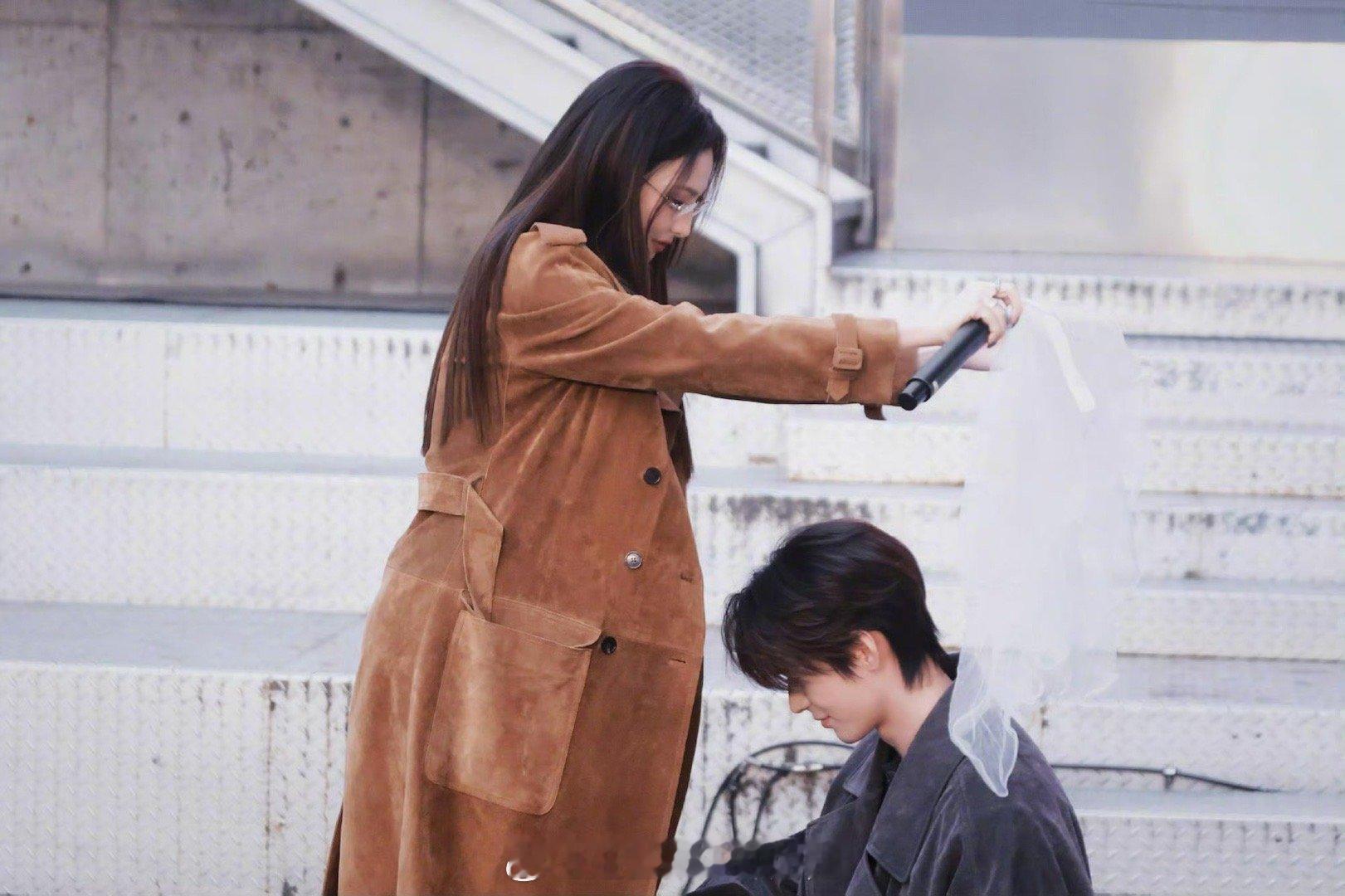 彭小苒是我们村最好的大厨 开封活动现场彭小苒章时安CP感爆棚，戏外互动比戏里还甜