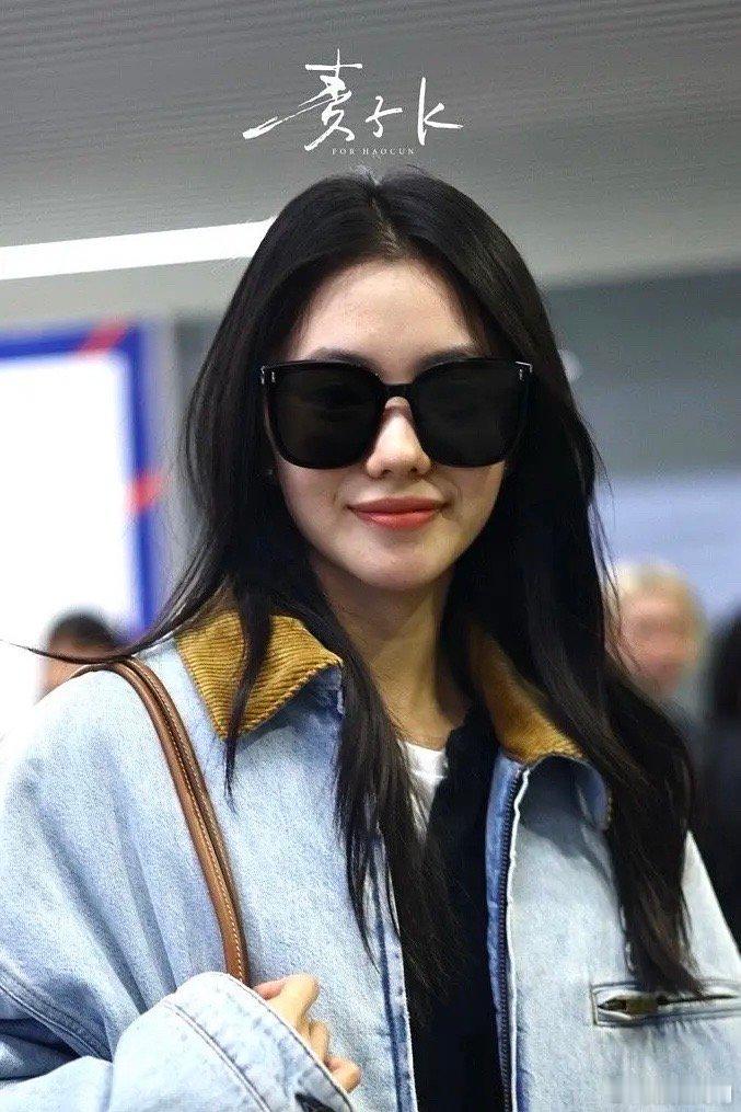 刘浩存回国戴的这个墨镜还不如不戴，显得法令纹好明显 ​​​