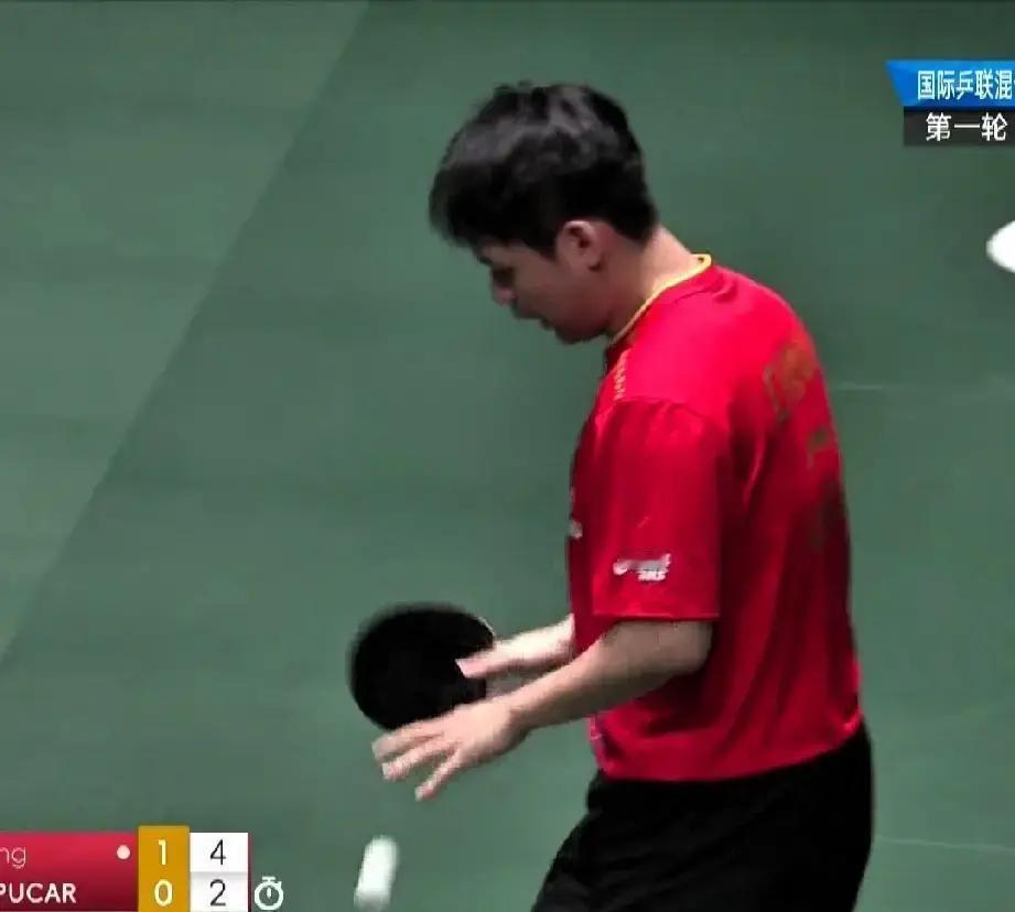 握拍的手心在出汗。你盯着张本智和拧过来的球，知道下一板就要被他快撕变线。
 
这