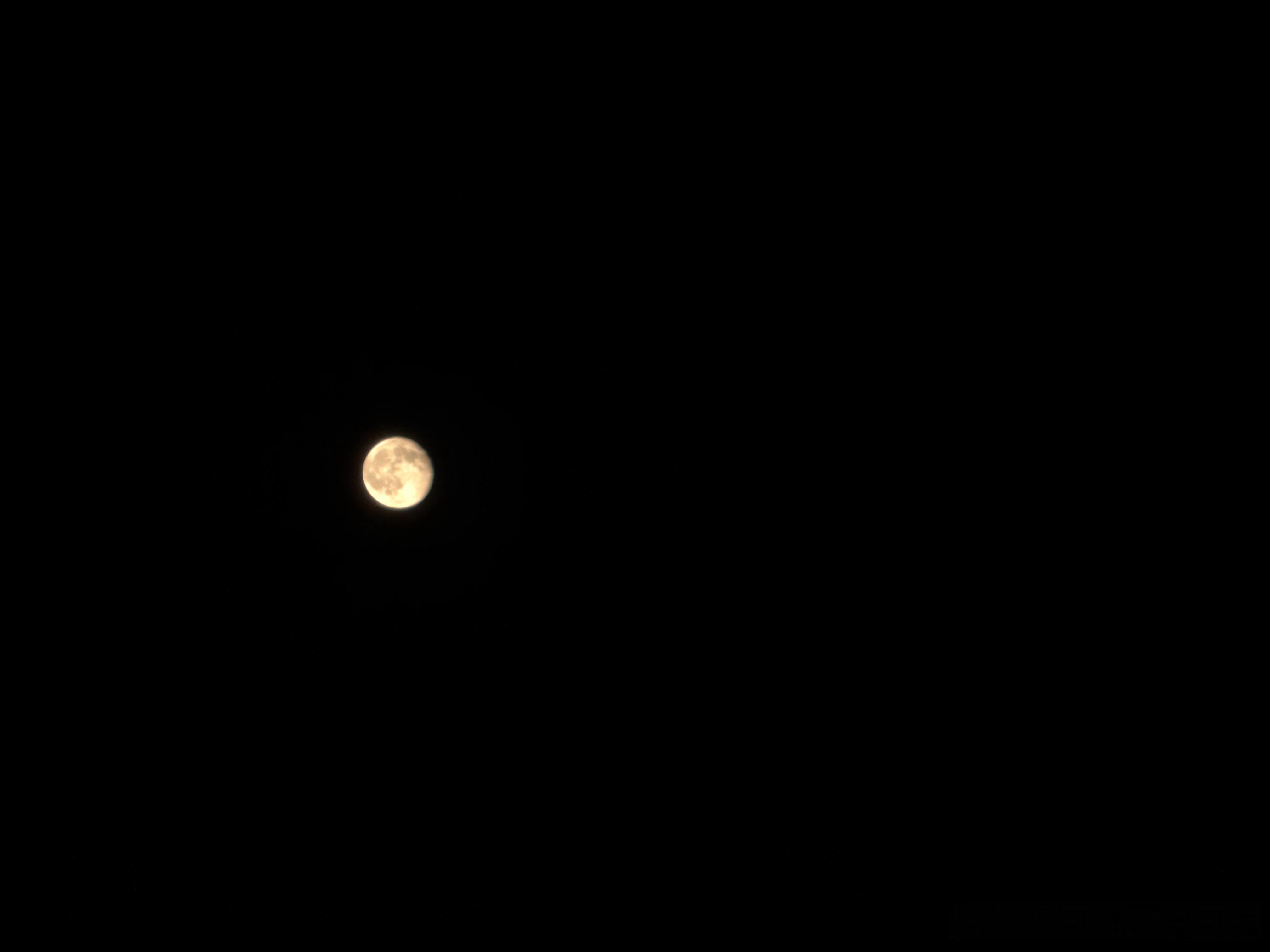 晚安，这是iPhone 17 Pro Max拍摄的月亮关闭夜景、曝光压最低、对焦