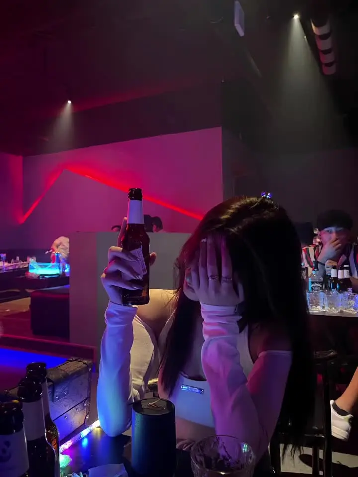 我再也不愿见你在深夜里买醉 不愿别的男人见识你的妩媚