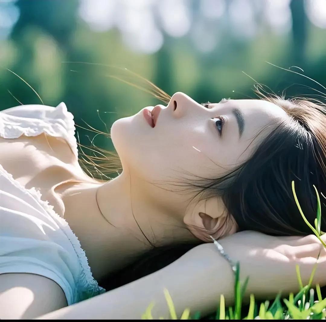 #分享绝色美图#今天咋睡在草苁里了呢？早失恋了？工作上遇到问题了？欢迎大家分析