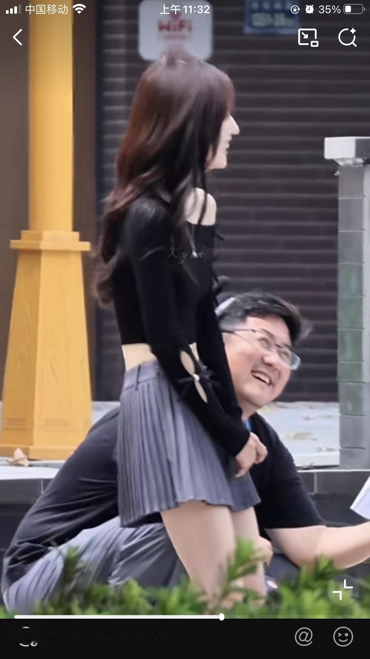 都说还以为是娱乐圈来新人了，
仔细看才发现是黄磊剧里的女儿“朵朵”。
那个圆嘟嘟