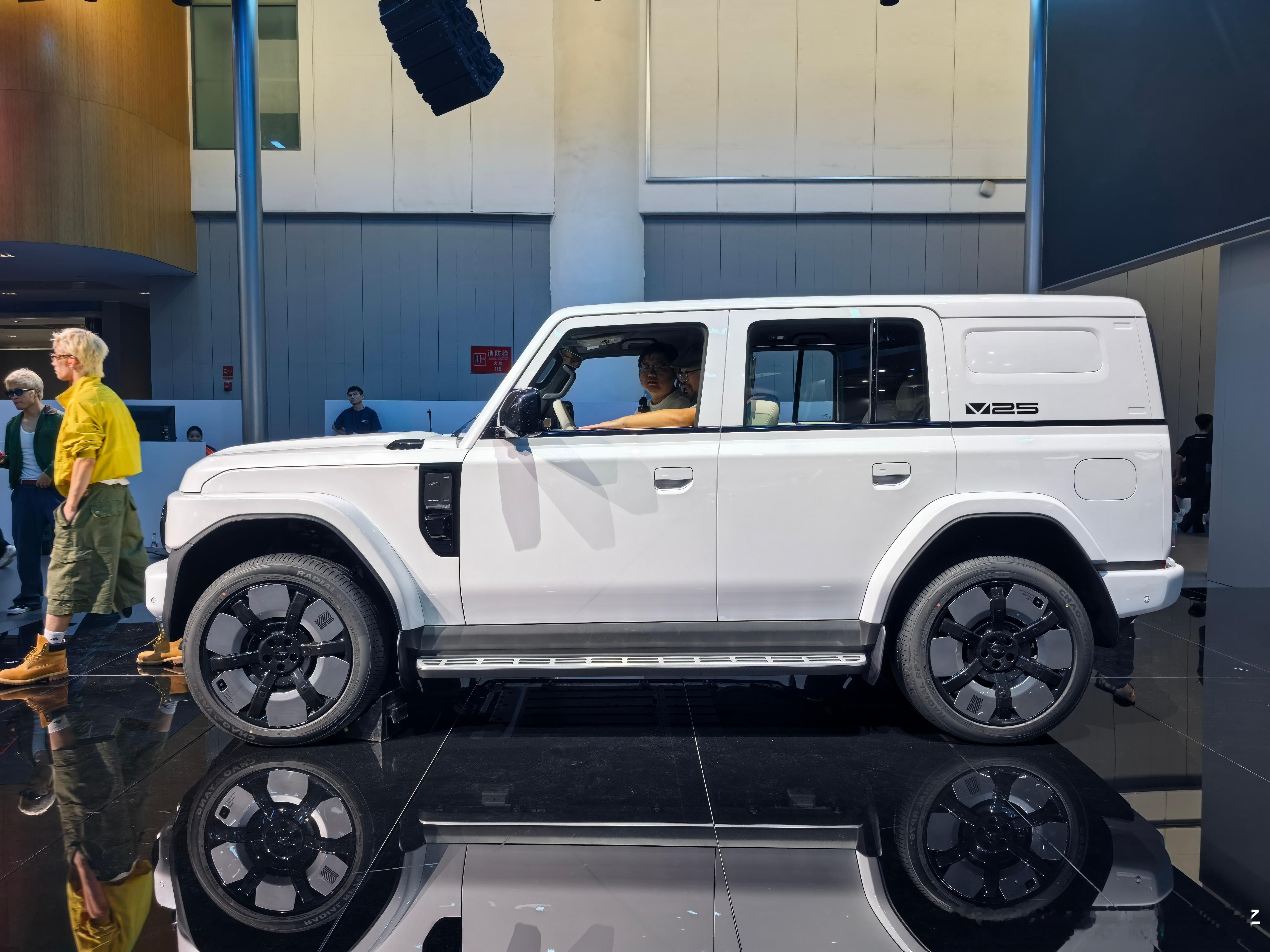 成都车展iCAR V25 正式亮相！方盒子造型辨识度拉满，但没硬堆越野标签，后排