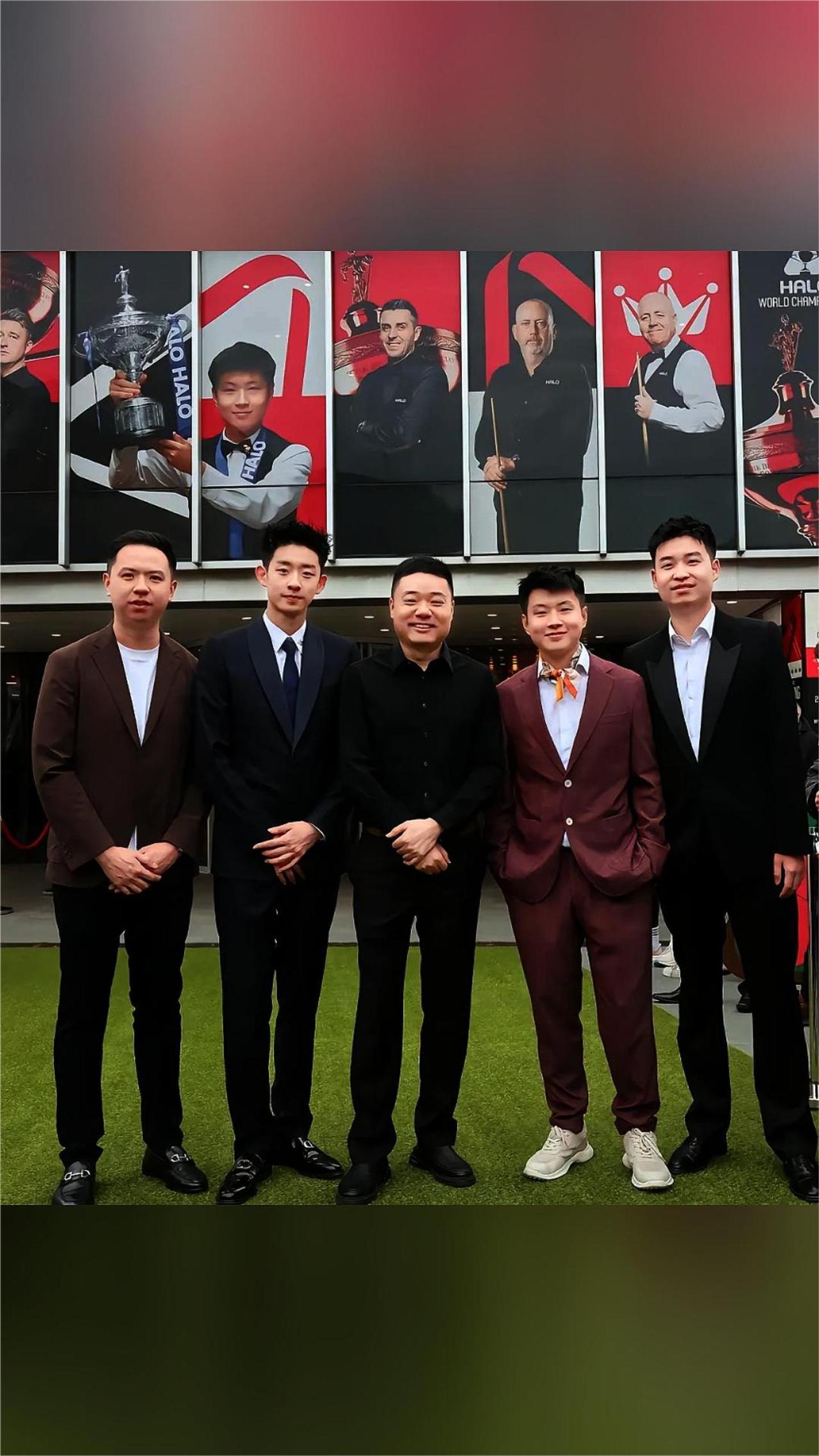 中国斯诺克军团合影，丁俊晖站C位，打心底对大哥尊重。
注意看，这张合影丁俊晖稳稳