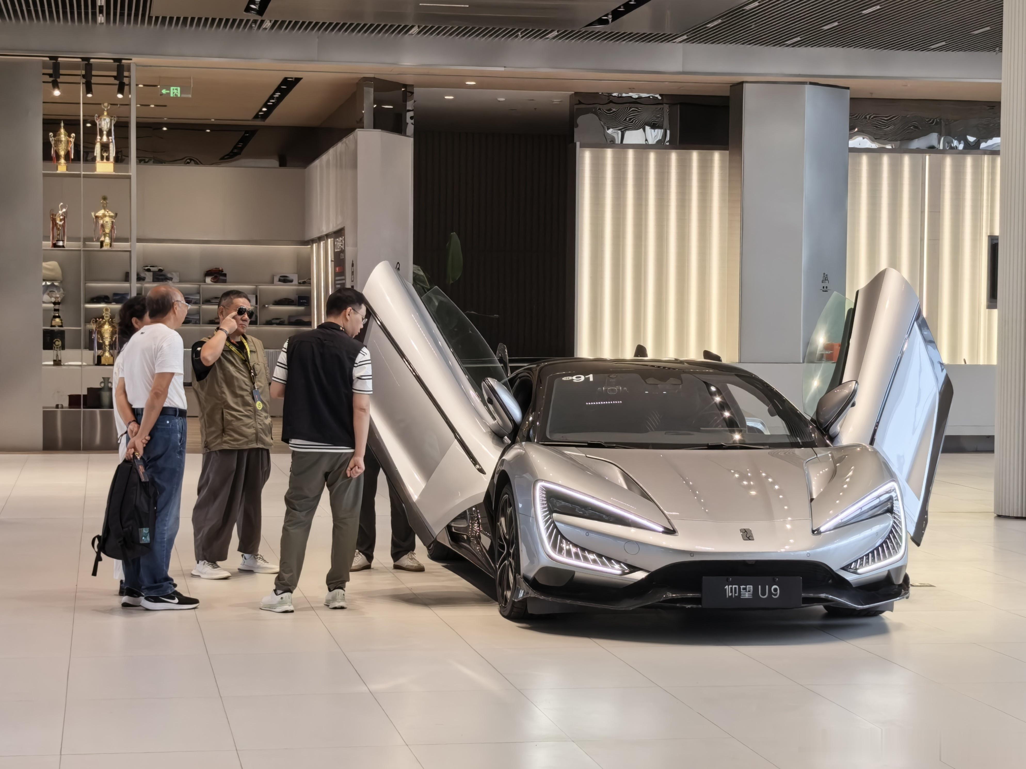 真正的“老钱”看车，说了一句话：买电车我只买比亚迪，因为只有它又造电池又造车[d