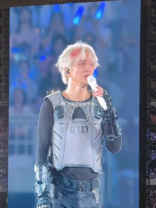 薛之谦吊威亚了薛之谦高台威亚薛之谦真的一直在刷新舞台上限！这次高台威亚真的很震撼