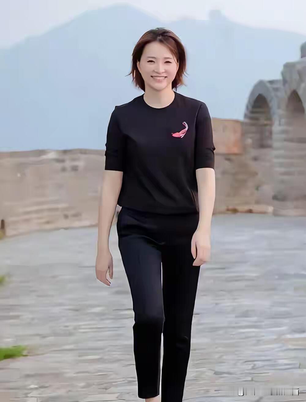 央视美女如云，没有看出来她哪里美，不过这样淡淡的妆看起来好有气质，可以说是央视最