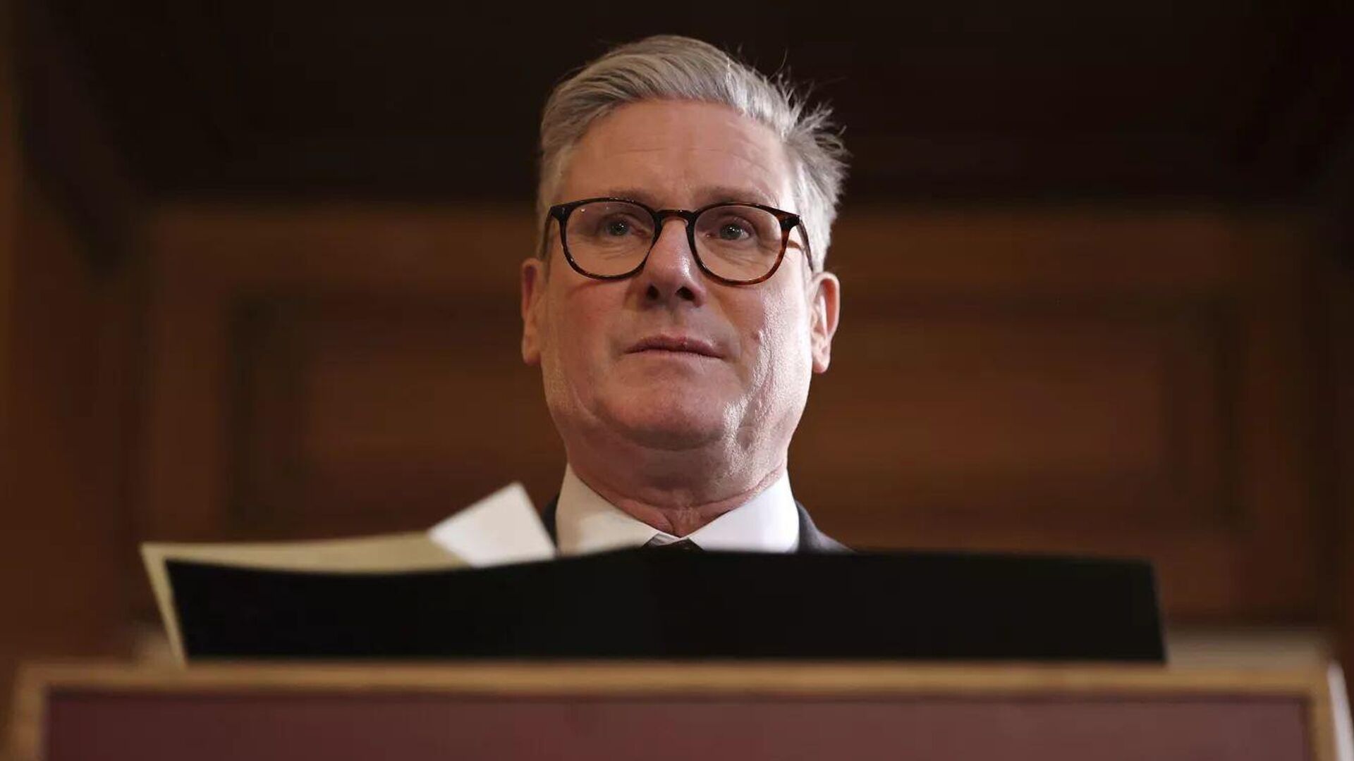 据参考消息网报道，美伊停火后数小时，英国首相斯塔默直飞沙特，随后辗转阿联酋与巴林