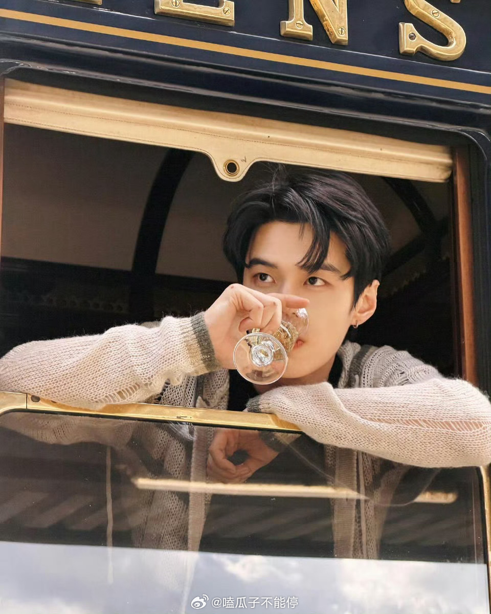 何与ins更新啦，好随性自在，大场面就是要配大帅哥