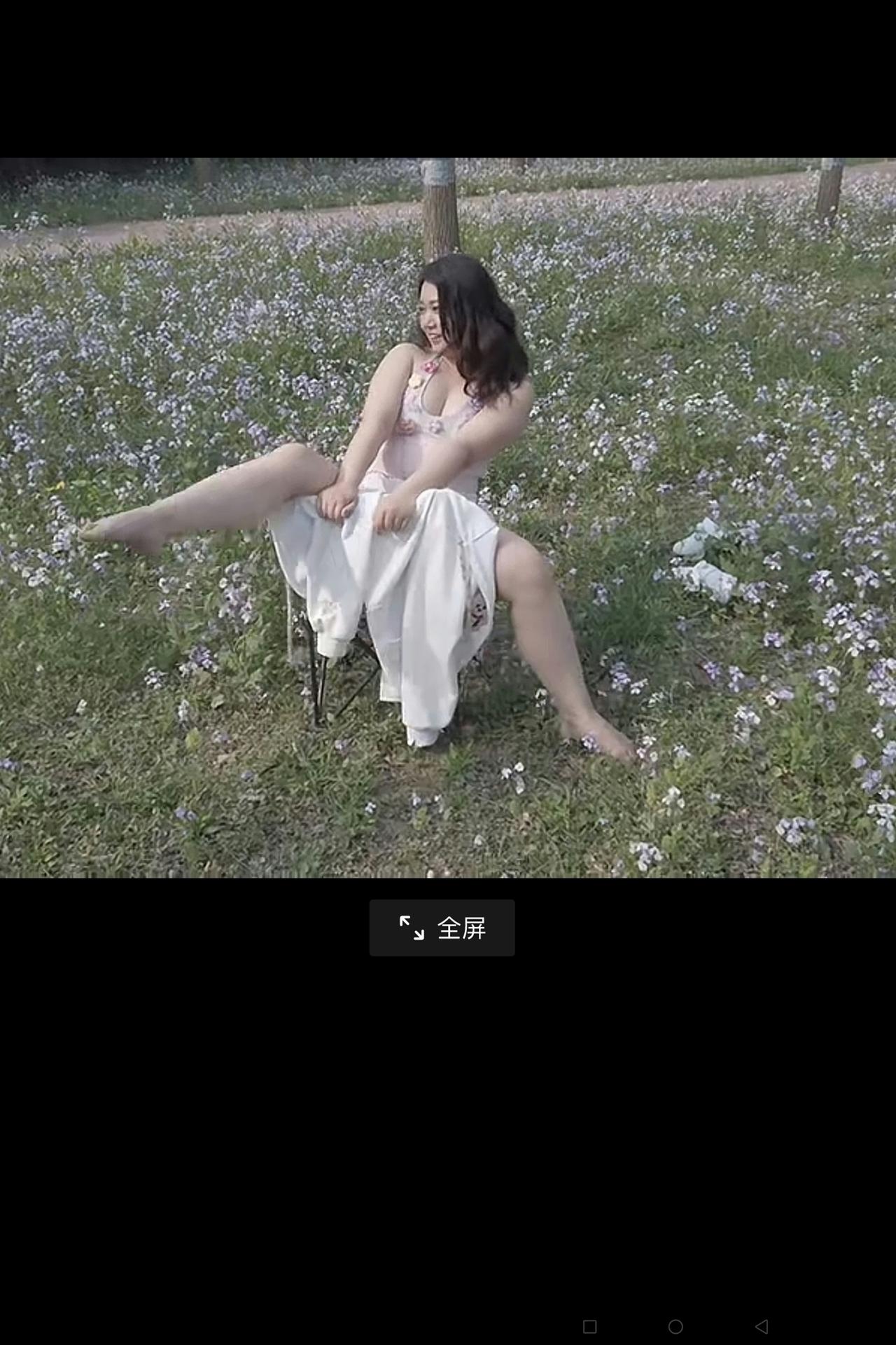 不明白，真的不明白！
在户外拍照，这样的姿势摆拍有什么好看的吗？
看过许许多多的