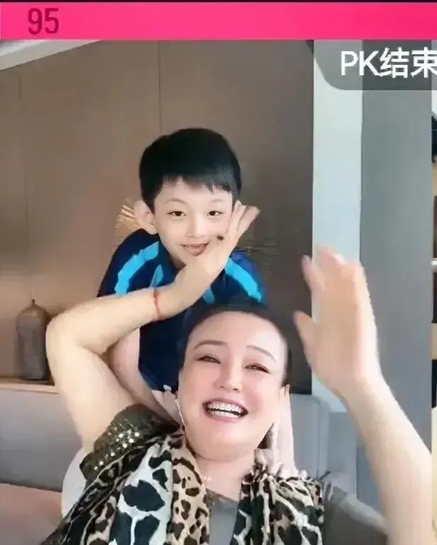 哇塞……张兰的大孙子简直帅呆了，比那个他姐姐好看多了，奶奶喜欢的不得了，奶奶更看
