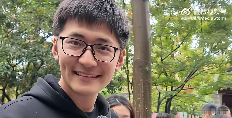 影视飓风老板去杭州相亲角被吐槽，
大妈觉得小伙子学历低，
而且父亲还是从事快递相