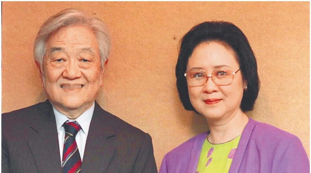 平鑫涛是个很聪明的人，他知道琼瑶才是他命里的贵人。
 
所以他不惜一切也不放手。