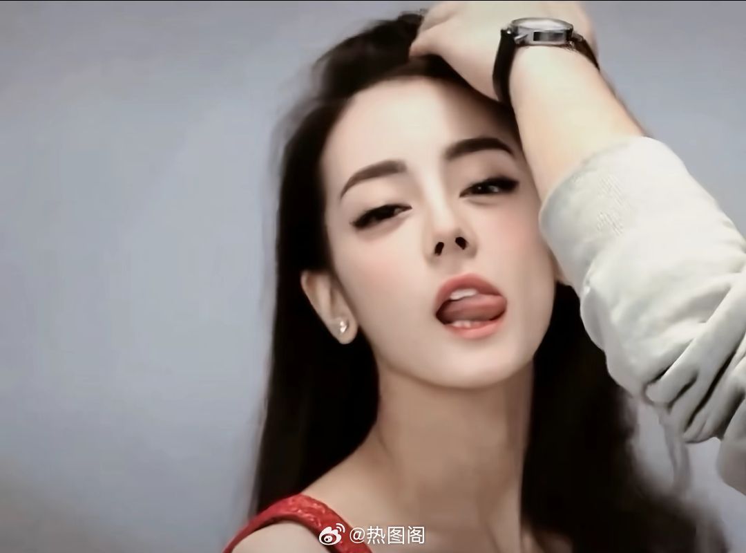 刘冲和迪丽热巴聚餐 迪丽热巴舔嘴唇 热图阁公众号 