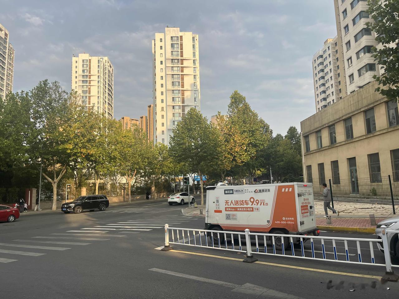 昨天下午，一辆“无人”送货车，停在了同旺路附近。

即使到了绿灯通行时刻，这辆车