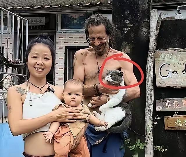 福建，一38岁女子，居然嫁给了国外一个“流浪汉”，结婚多年，她不上班，更不赚钱，