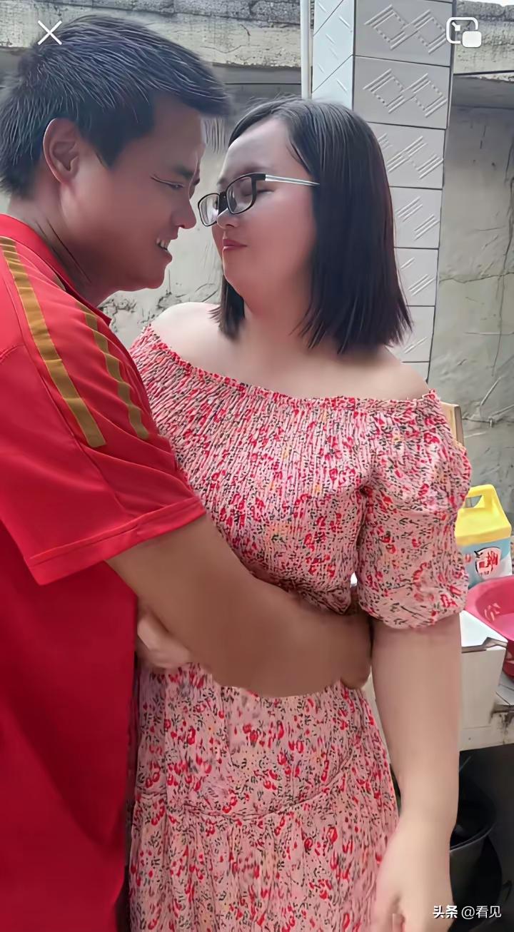 夫妻感情在，
一生不衰败。
结婚二十载，
依然秀恩爱。