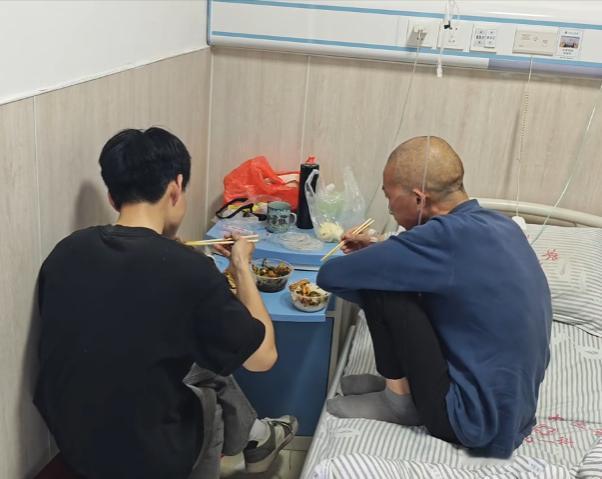 煤矿工人的职业病就是矽肺，严重到不靠制氧机只能大喘气，网友评论很扎心：干活的时候
