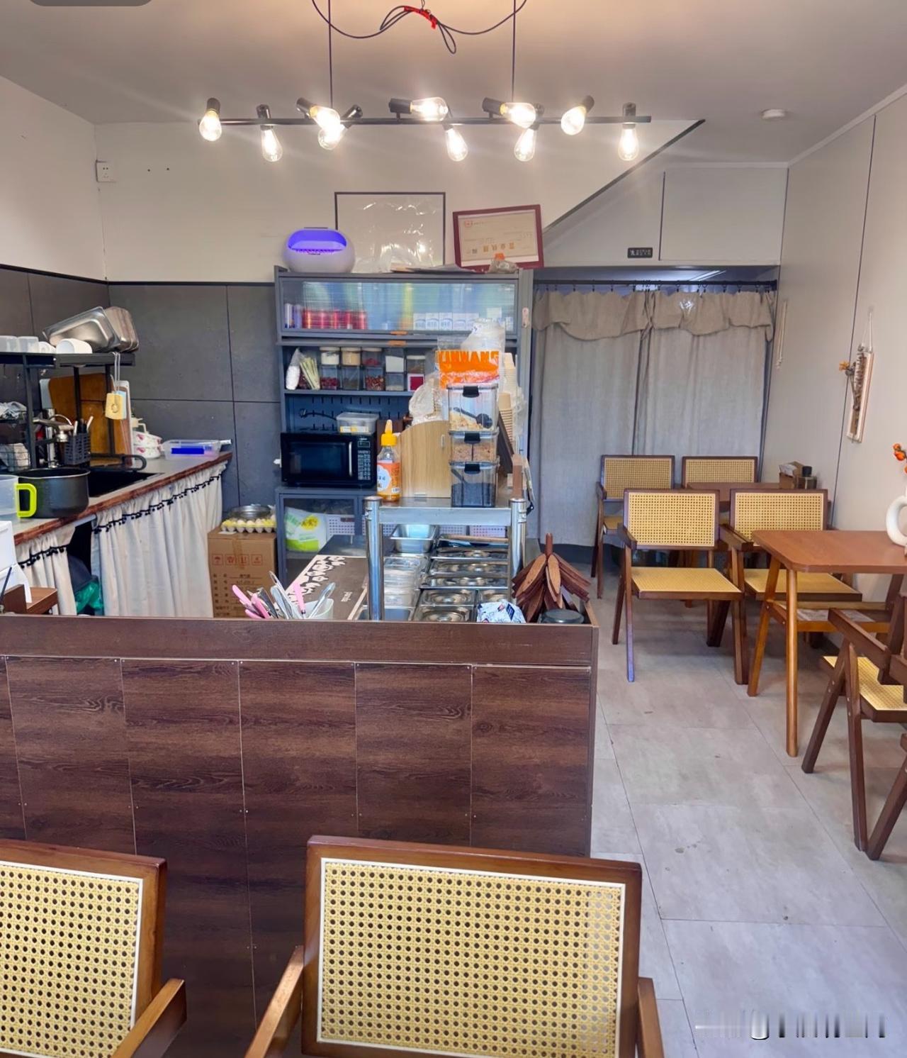 大嫂在广州做保姆七年，月入八千还能攒下些积蓄。今年她不想再看人脸色，执意回县城开