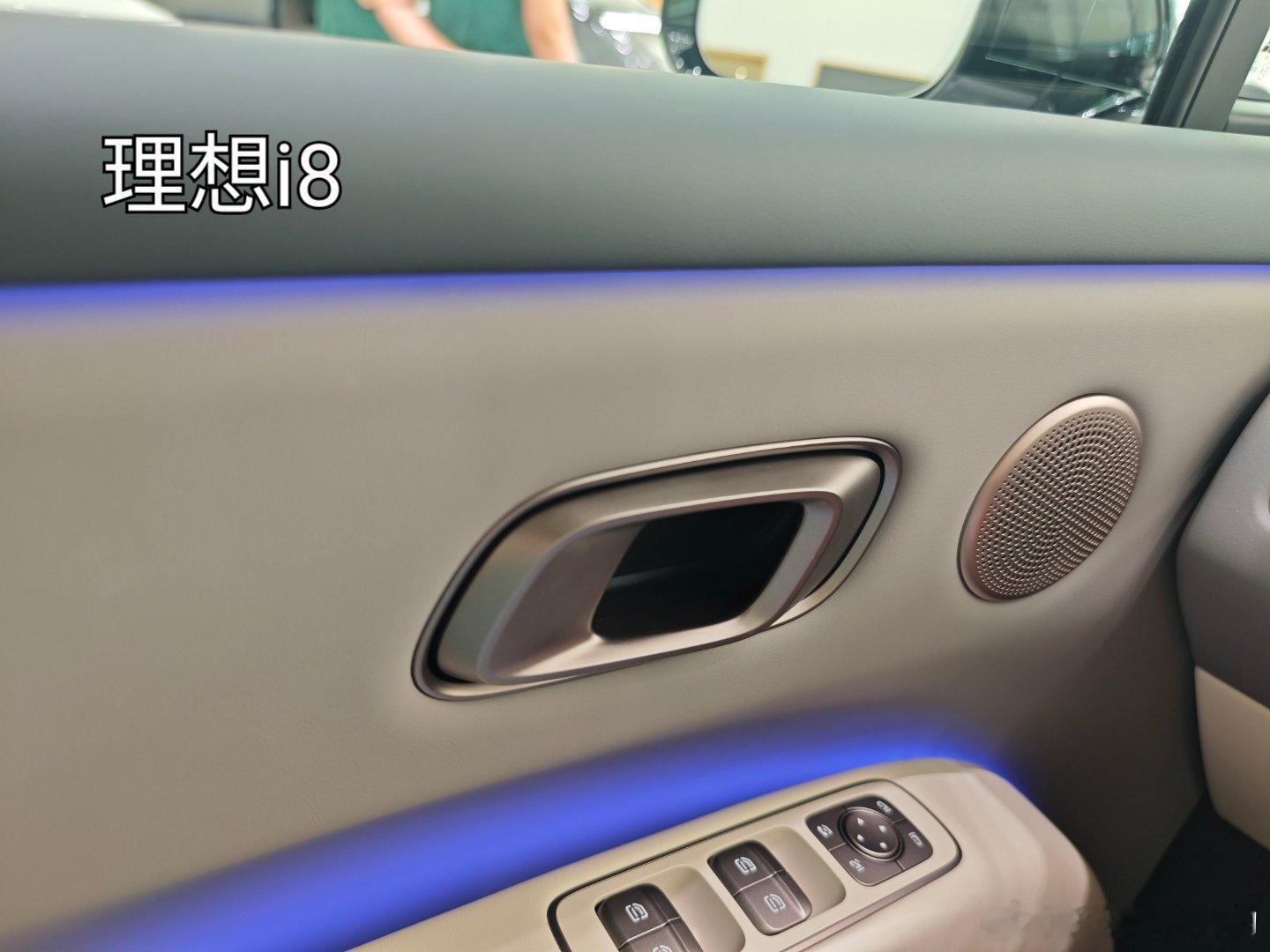 再看理想i8 这个门内拉手,是为了变化而变化的吗？跟整车内饰风格完全不搭，内饰是