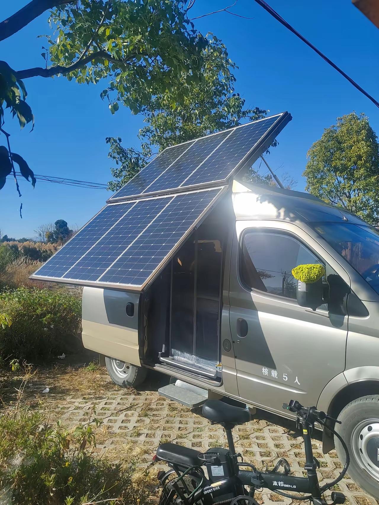 房车自驾游，超过两个人就是灾难。

这话不是我凭空说的，是我这几年在路上，亲眼看