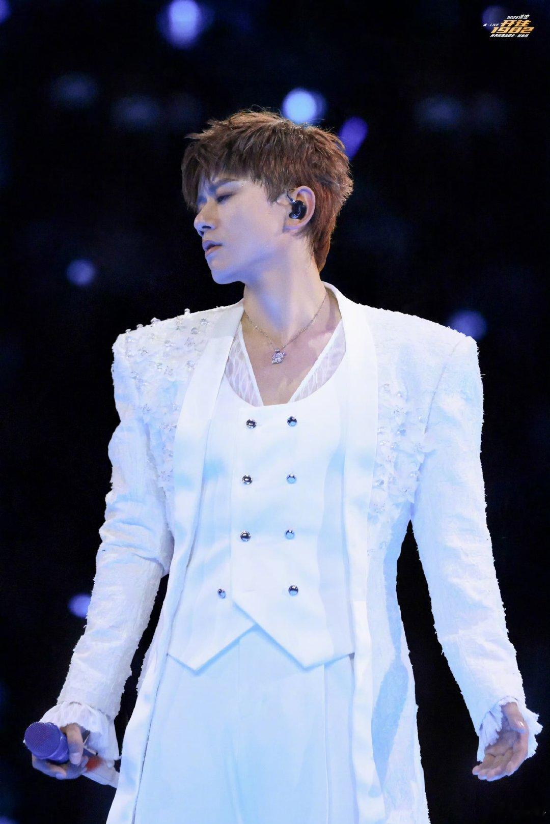 张杰演唱会上教粉丝跳舞张杰演唱会名场面再 + 1！教粉丝跳舞这波操作，直接把快乐