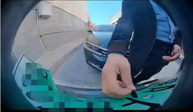 正常停车被人用黑胶布改车牌这个人就是纯坏！！！正常停车碍着你事儿了？？？就算碍着