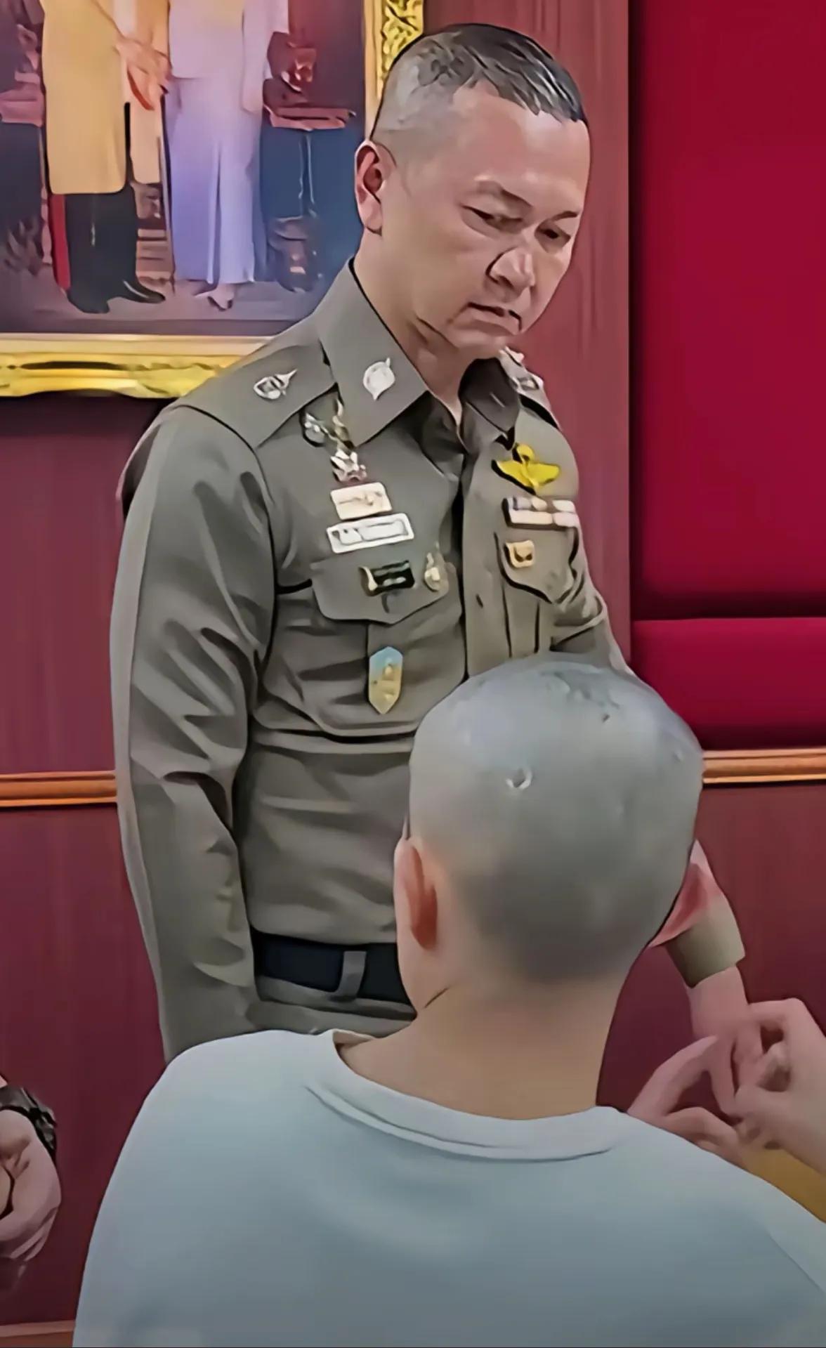 告诉他们：泰国还是很安全的，你以后还会再来的。星星带着脸罩说了言不由衷的话，缅甸
