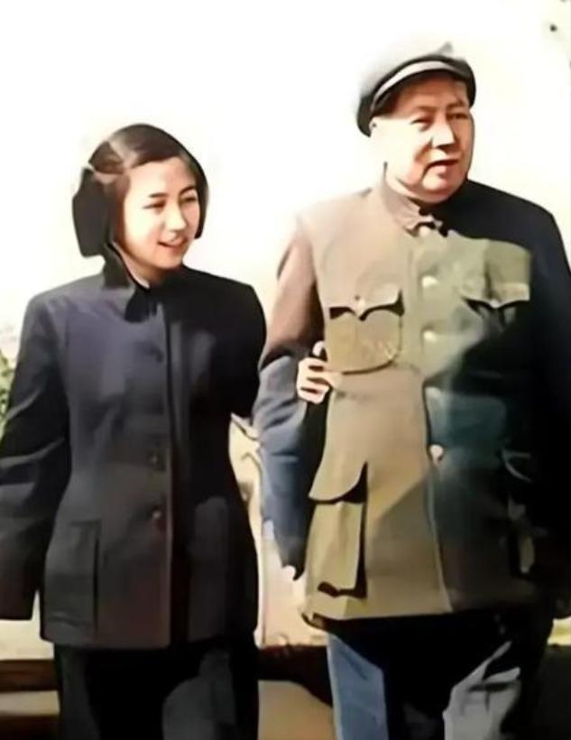 1968年，毛主席突然发现，士兵们见到自己女儿李讷时，竟主动行军礼，好奇的毛主席