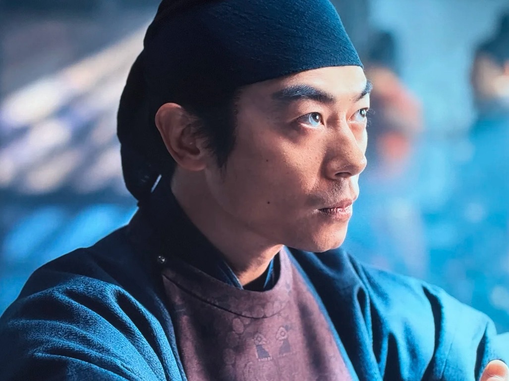 看到赵匡胤带的隐形眼镜了老电视屏摄怎么跟海报一样，不知该夸索尼还是苹果… 