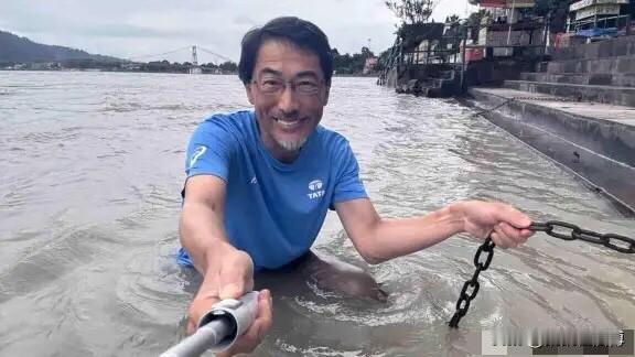 日本驻印度大使小野启一在印度瑞诗凯诗访问期间，在恒河中体验了连续三次浸入水中“沐