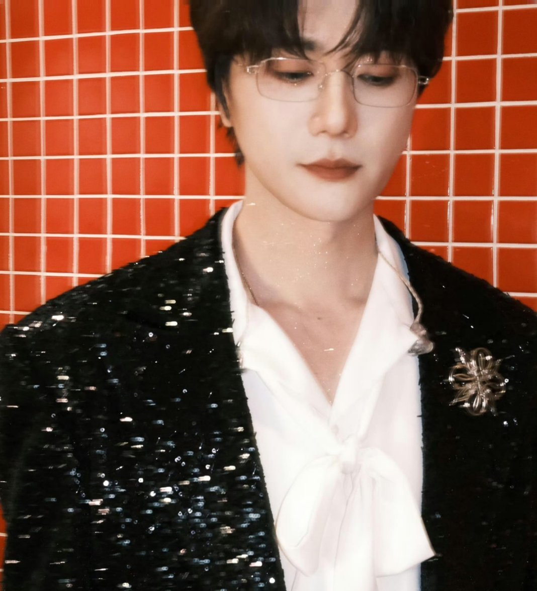 陆虎 一个有才的浪漫疯子 既能为影视剧谱写戳心金曲，也能在跳伞时完成双向奔赴的约